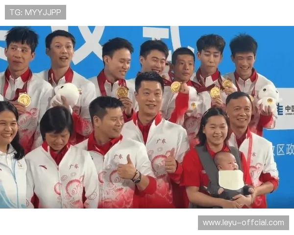 颁奖仪式现暖心一幕：全红婵怀抱谢思埸宝宝合影引爆网络