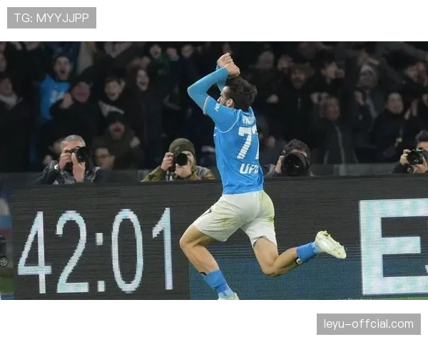 镜头记录:那不勒斯球员因争议判罚围堵裁判,比赛中断五分钟 镜头记录:那不勒斯球员因争议判罚围堵裁判,比赛中断五分钟